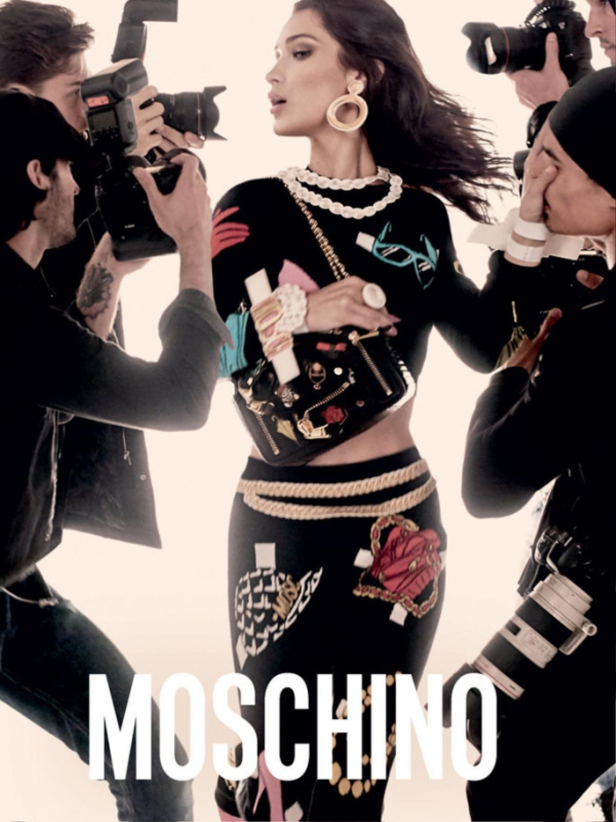 Cặp chị em nhà Hadid tiếp tục 'song kiếm hợp bích' trong chiến dịch mới của Moschino Ảnh 4