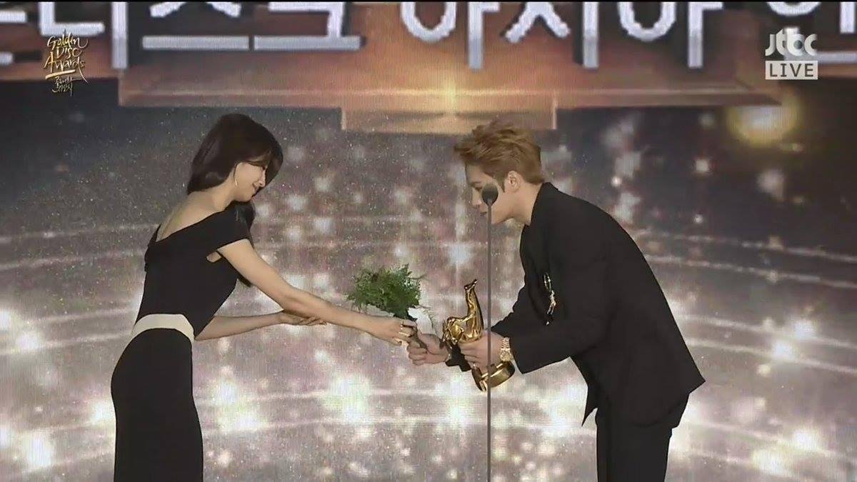 Vỡ òa khi Jaejoong thắng giải 'Nghệ sĩ được yêu thích nhất Châu Á' tại Grammy Hàn 2017 Ảnh 1