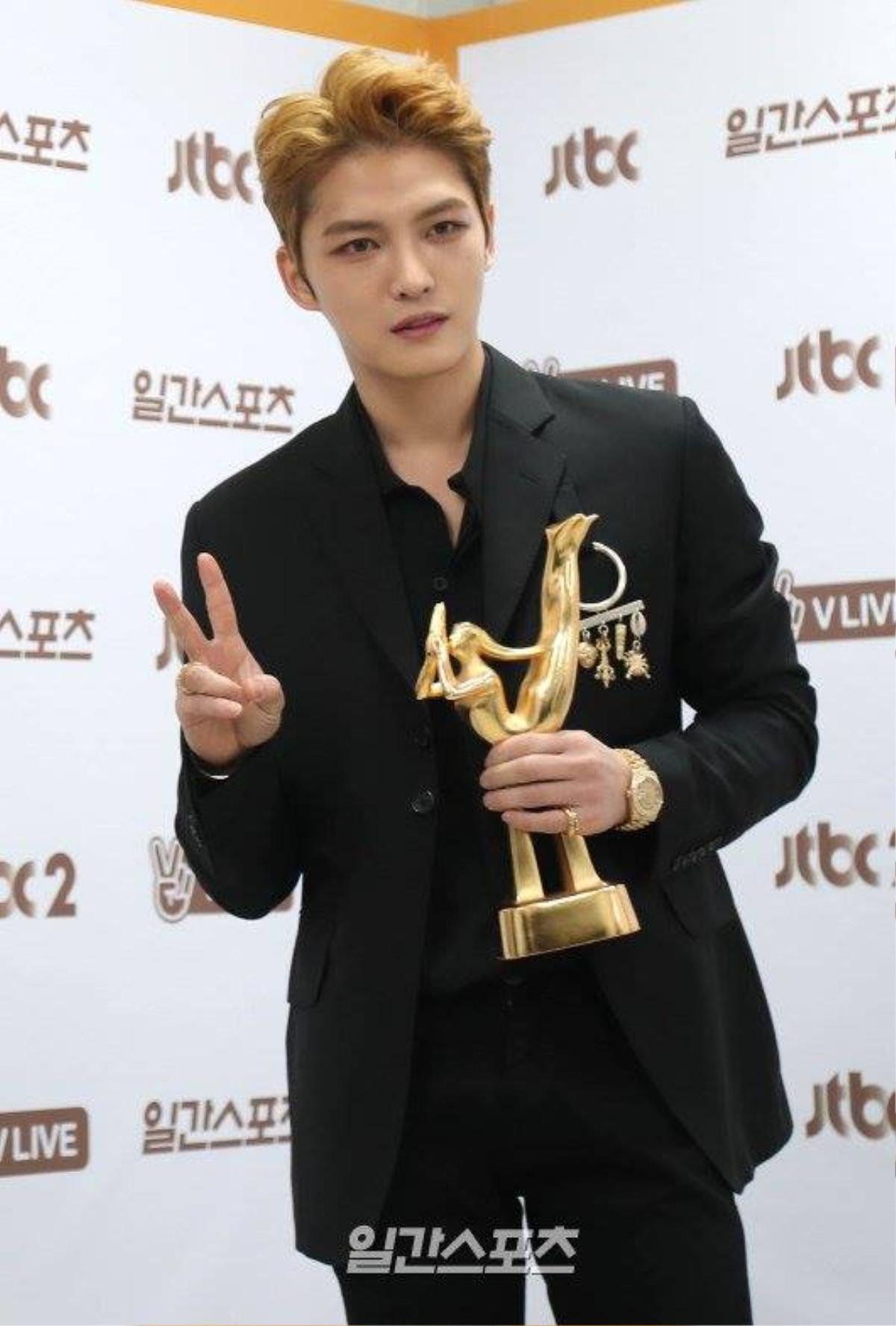 Vỡ òa khi Jaejoong thắng giải 'Nghệ sĩ được yêu thích nhất Châu Á' tại Grammy Hàn 2017 Ảnh 5