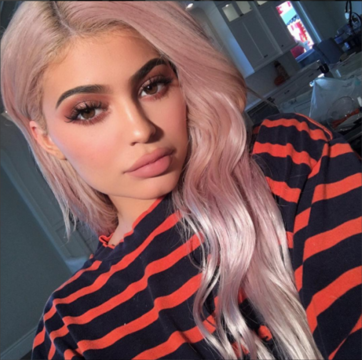 Chỉ mới đầu năm 2017, cô nàng 'thị phi' Kylie Jenner đã hô biến mái tóc của mình như thế này đây! Ảnh 2