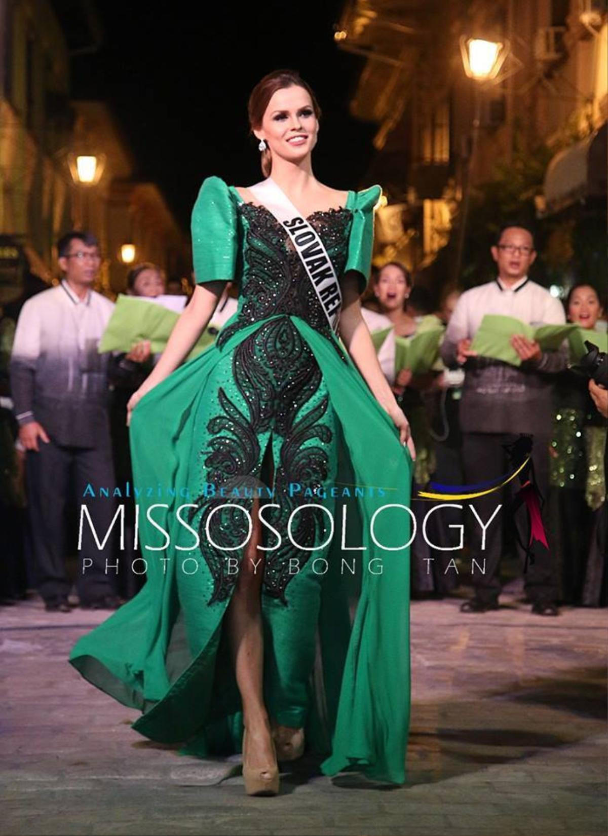 Lệ Hằng tự tin khoe dáng quyến rũ và đầy thu hút tại Miss Universe Ảnh 11