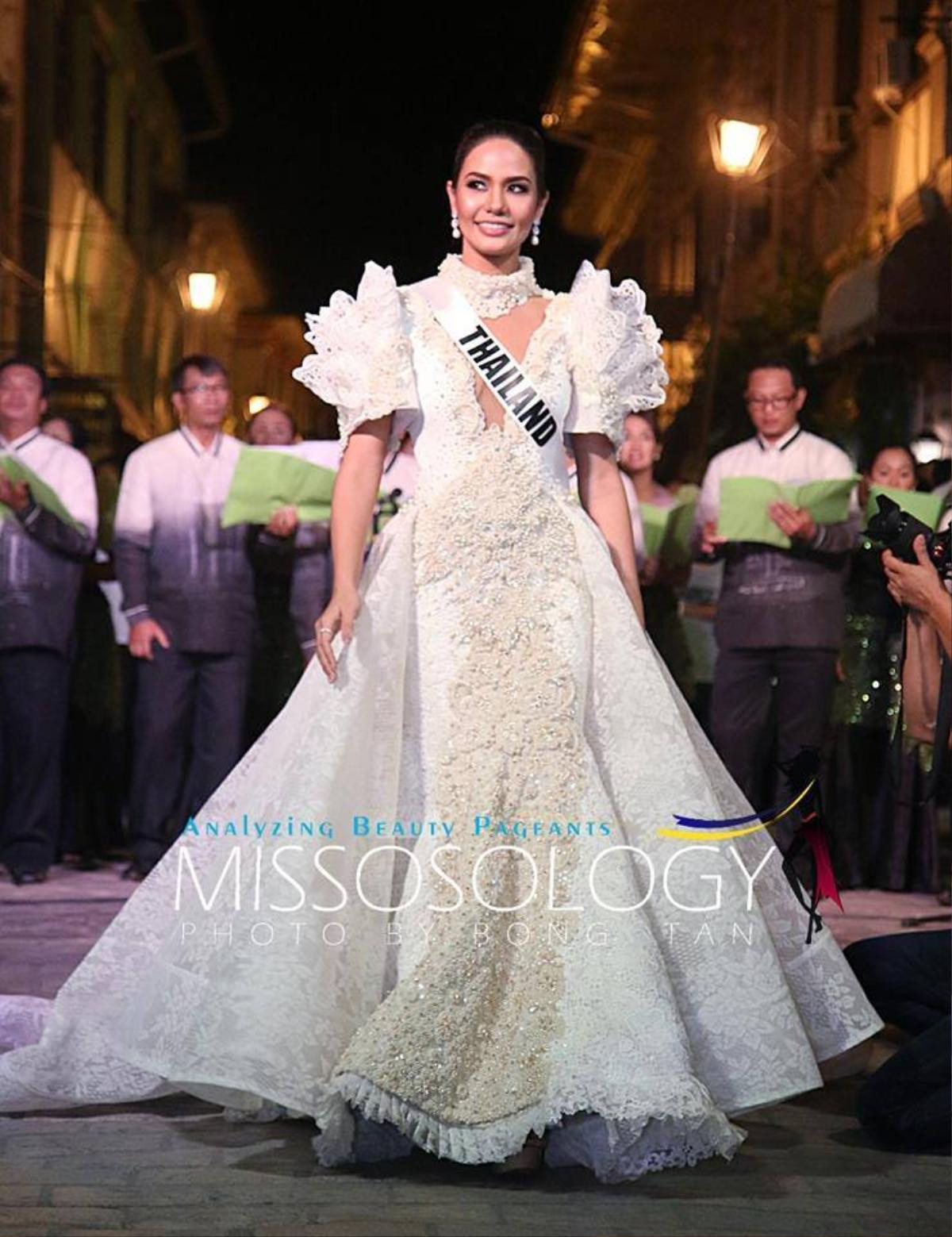 Lệ Hằng tự tin khoe dáng quyến rũ và đầy thu hút tại Miss Universe Ảnh 10