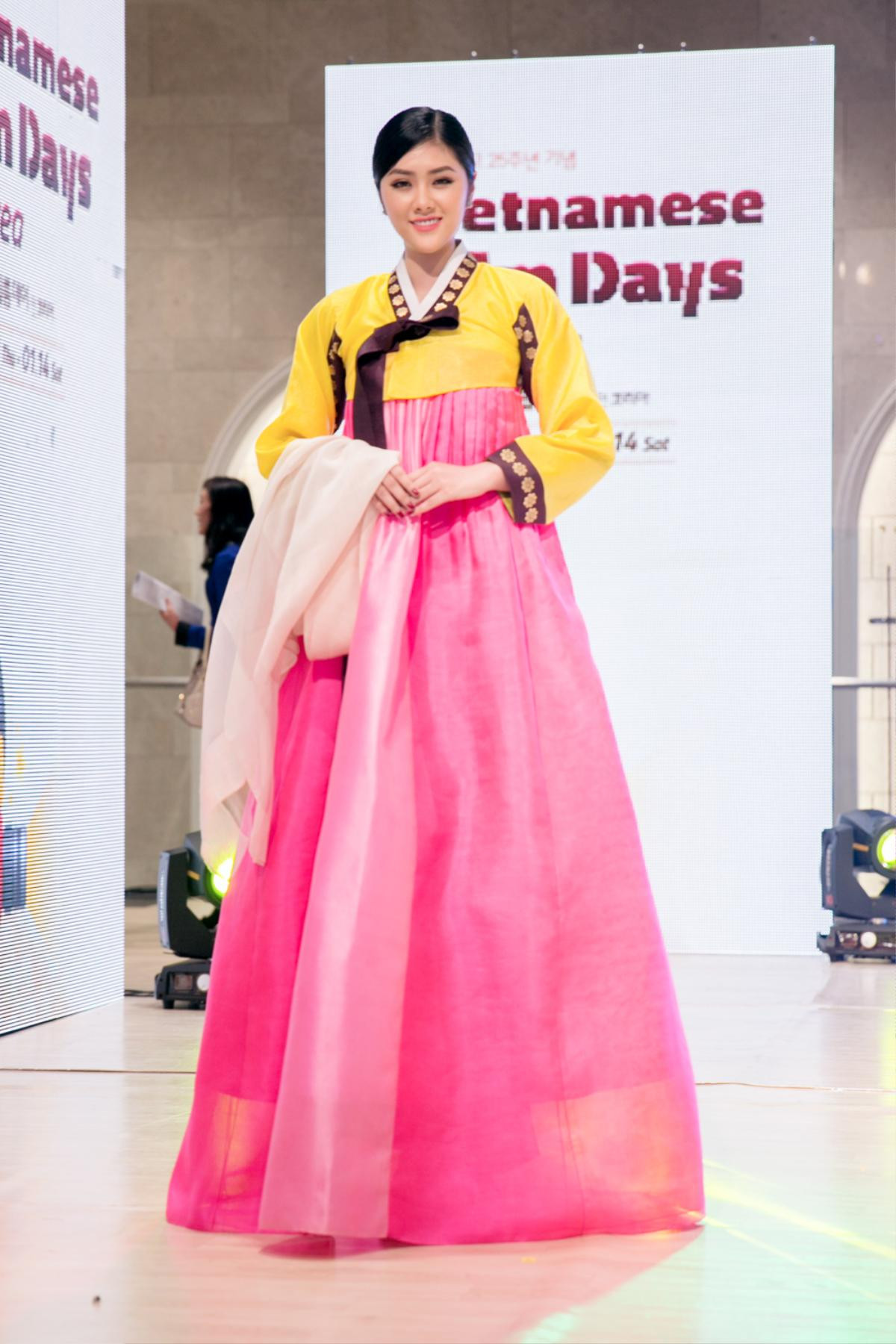 Huỳnh Tiên diện Hanbok, tự tin giao lưu cùng Miss Korea trên sân khấu Ảnh 4