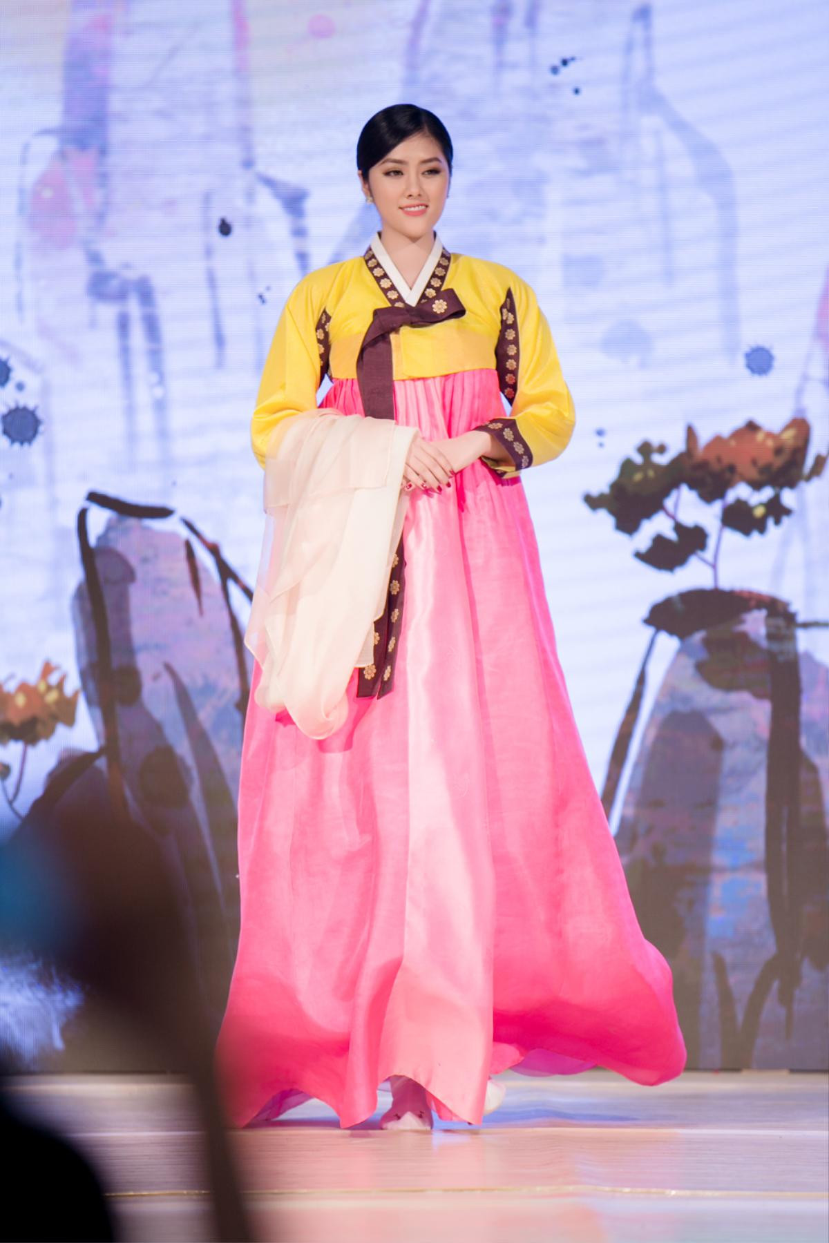 Huỳnh Tiên diện Hanbok, tự tin giao lưu cùng Miss Korea trên sân khấu Ảnh 5