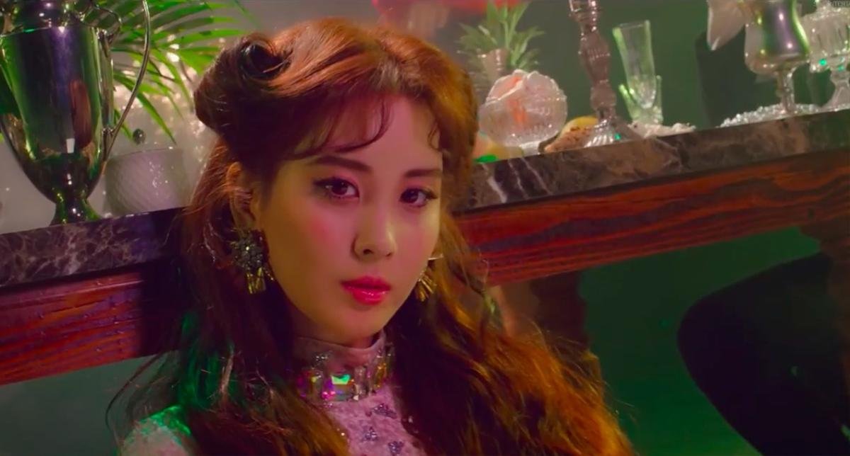 Em út Seohyun (SNSD) lột xác táo bạo, sexy bên trai đẹp trong MV debut solo Ảnh 1