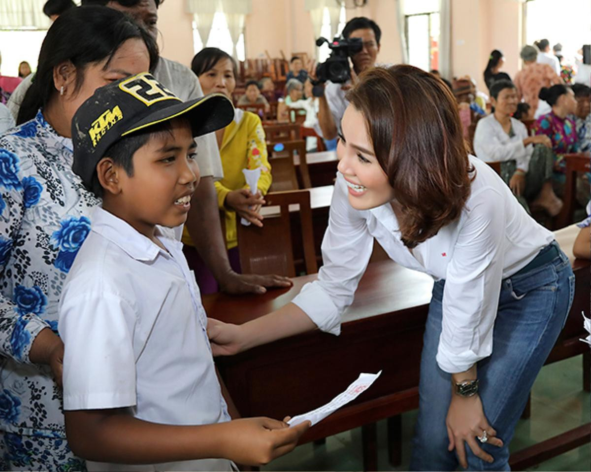 Á hậu Phương Lê âm thầm đi trao tặng quà Tết cho người nghèo ở quê hương Trà Vinh Ảnh 2