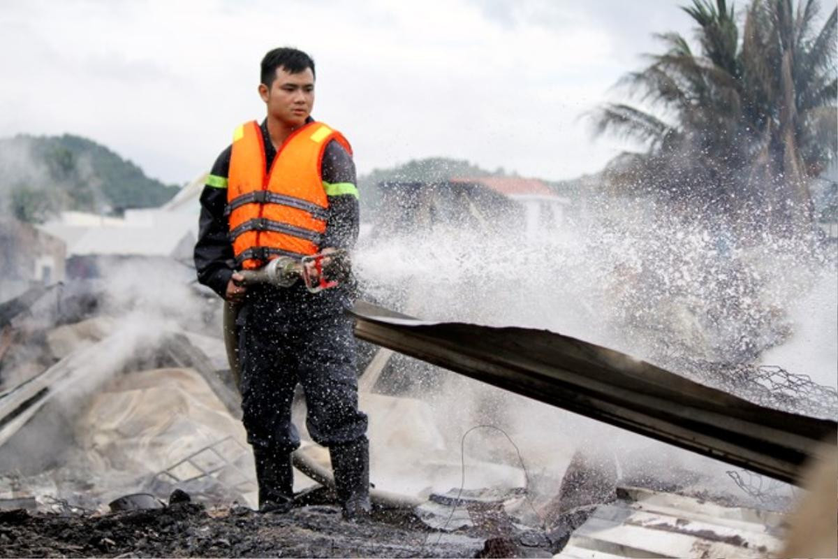 Xóm chài tan hoang sau vụ cháy hơn 40 căn nhà ở Nha Trang Ảnh 10