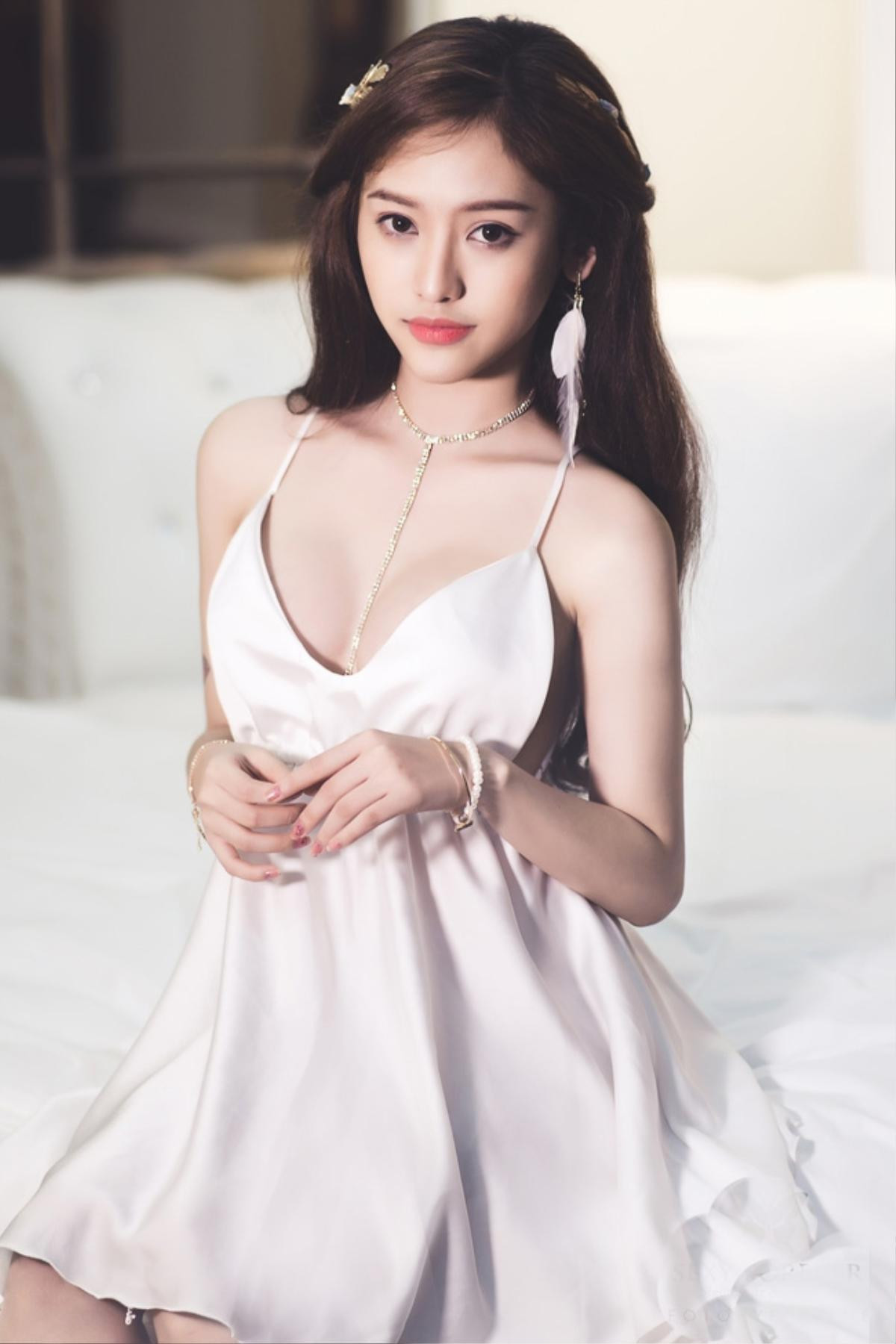 Hot girl khiến tình cũ Midu 'chao đảo' diện váy ngủ mỏng manh Ảnh 1