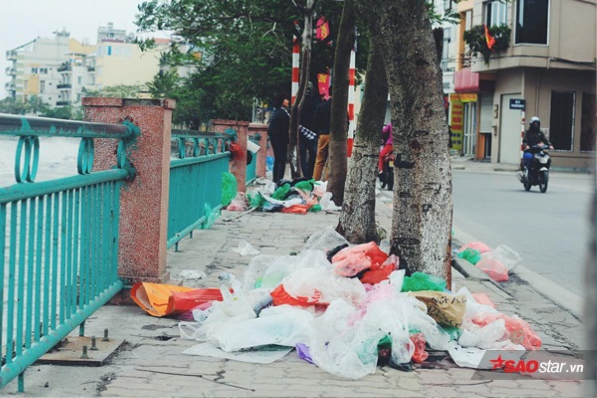 Rác lại chất đống trong ngày tiễn ông Công, ông Táo chầu trời Ảnh 11