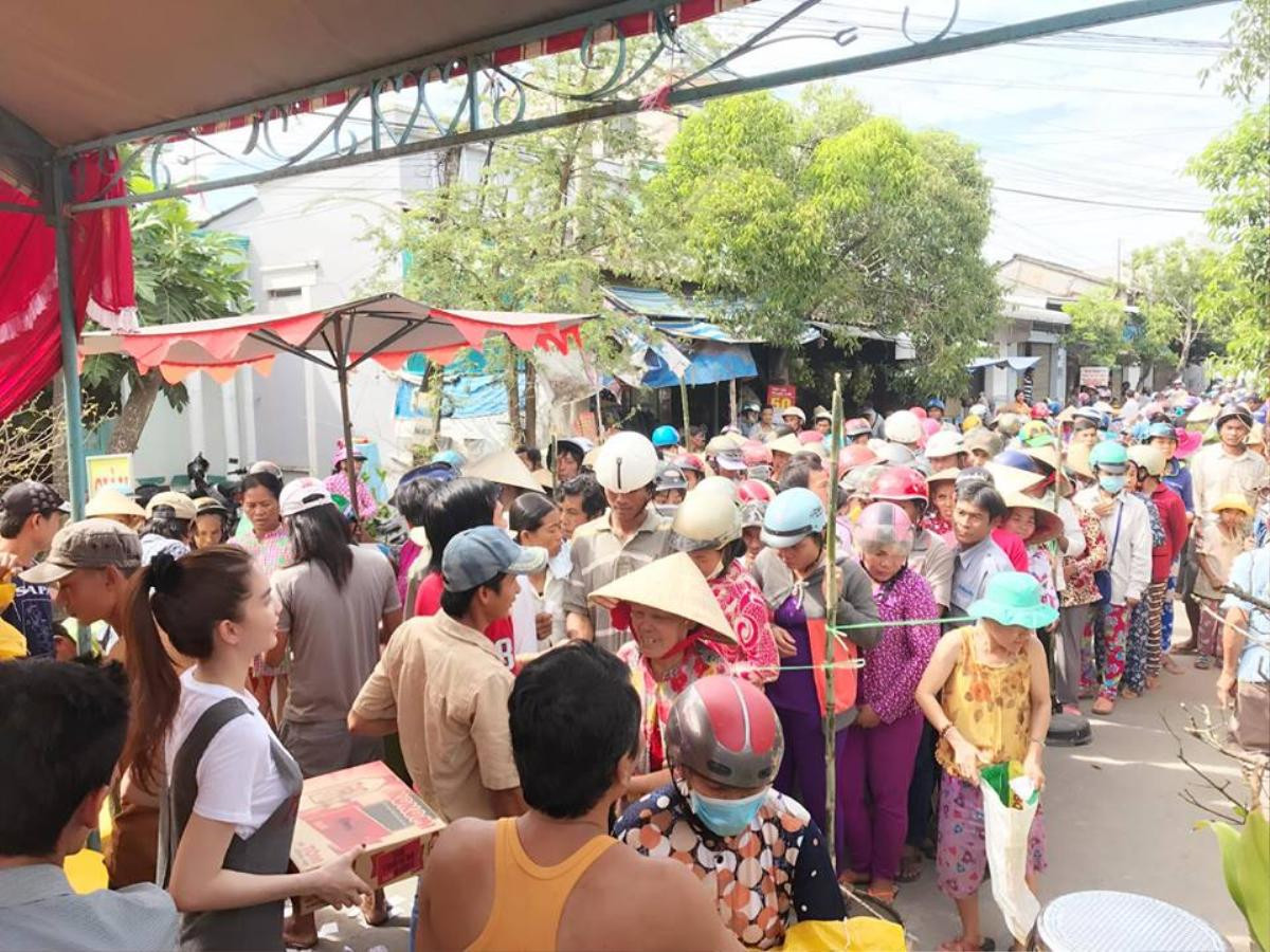 Tạm gác bán sim, bán nhà, Ngọc Trinh âm thầm về quê phát 16 tấn gạo cho người nghèo Ảnh 5