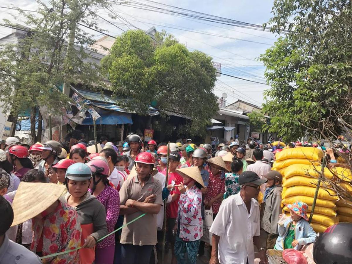 Tạm gác bán sim, bán nhà, Ngọc Trinh âm thầm về quê phát 16 tấn gạo cho người nghèo Ảnh 7