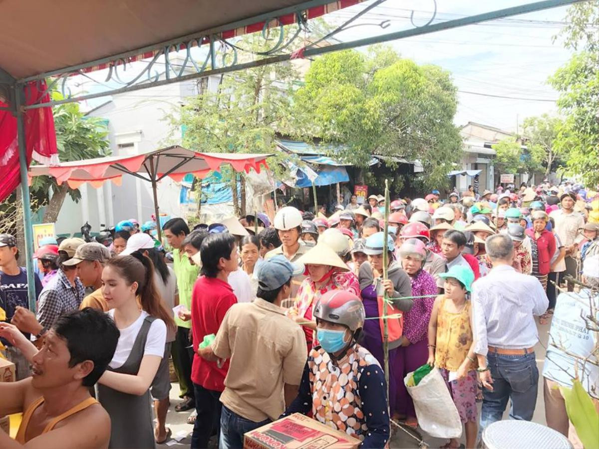 Tạm gác bán sim, bán nhà, Ngọc Trinh âm thầm về quê phát 16 tấn gạo cho người nghèo Ảnh 6