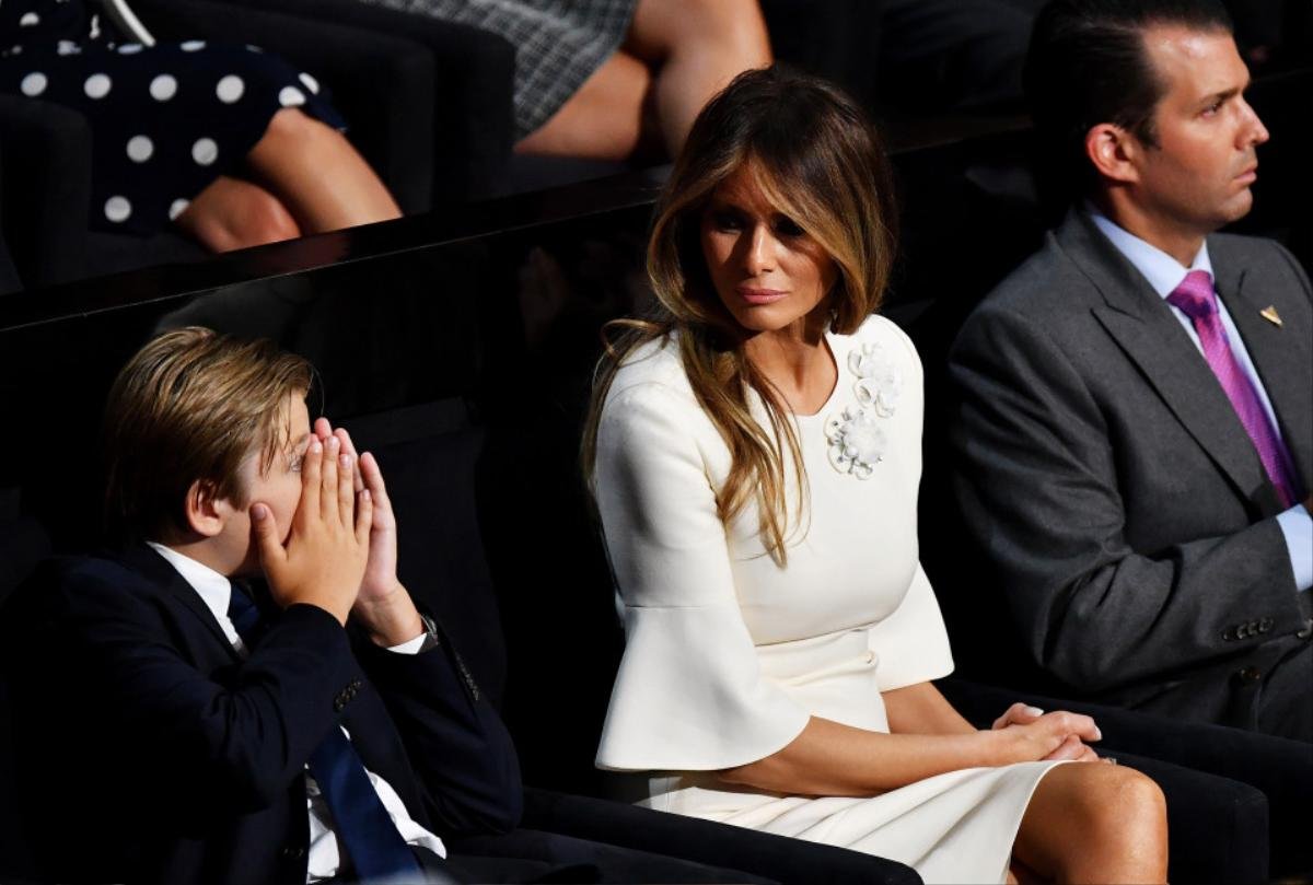 Rụng tim với hành động đáng yêu của cậu út Barron Trump khi bố kí sắc lệnh ở Nhà Trắng Ảnh 4