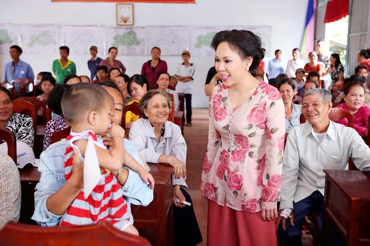 Việt Hương mặc áo bà ba đi trao quà cho người nghèo Ảnh 2