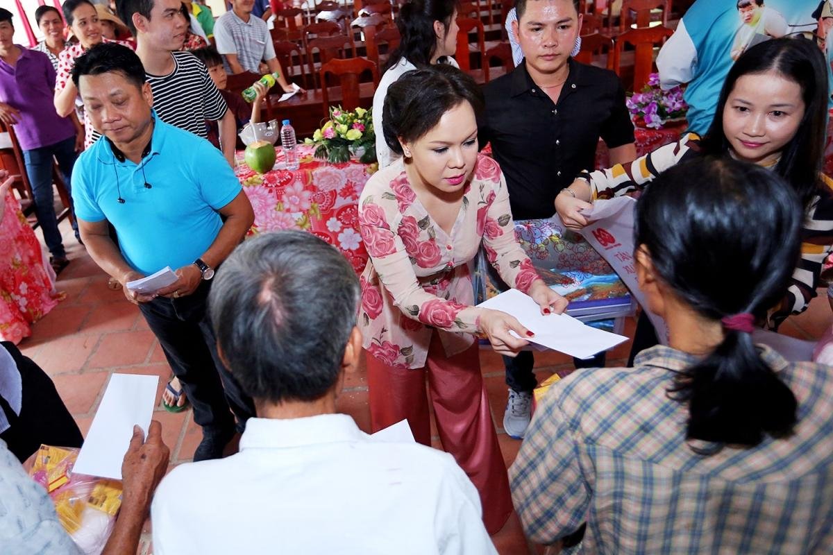 Việt Hương mặc áo bà ba đi trao quà cho người nghèo Ảnh 10