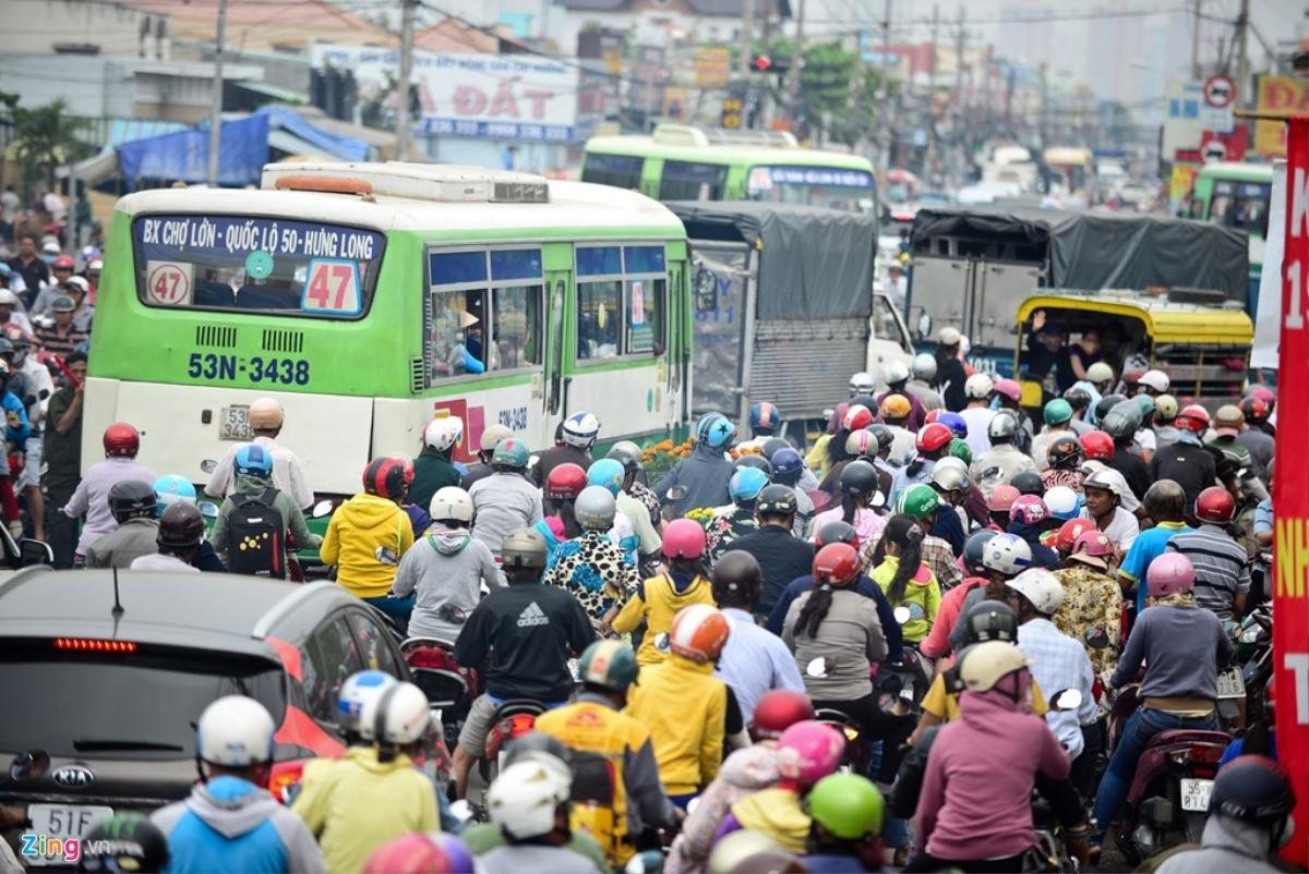 Giao thông rối loạn hiếm thấy trên quốc lộ 50 ở Sài Gòn Ảnh 10