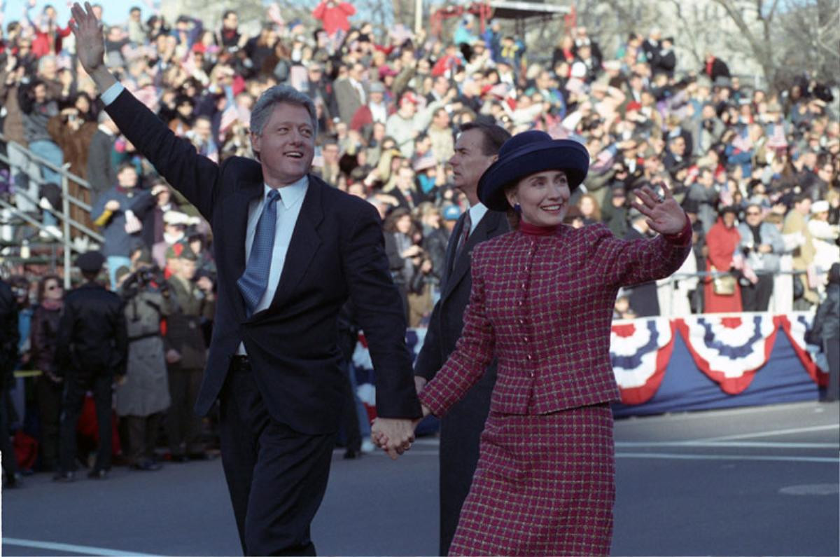 Ngày xưa, Hillary Clinton còn mặc đẹp hơn cả bà Trump trong ngày nhậm chức của chồng Ảnh 1