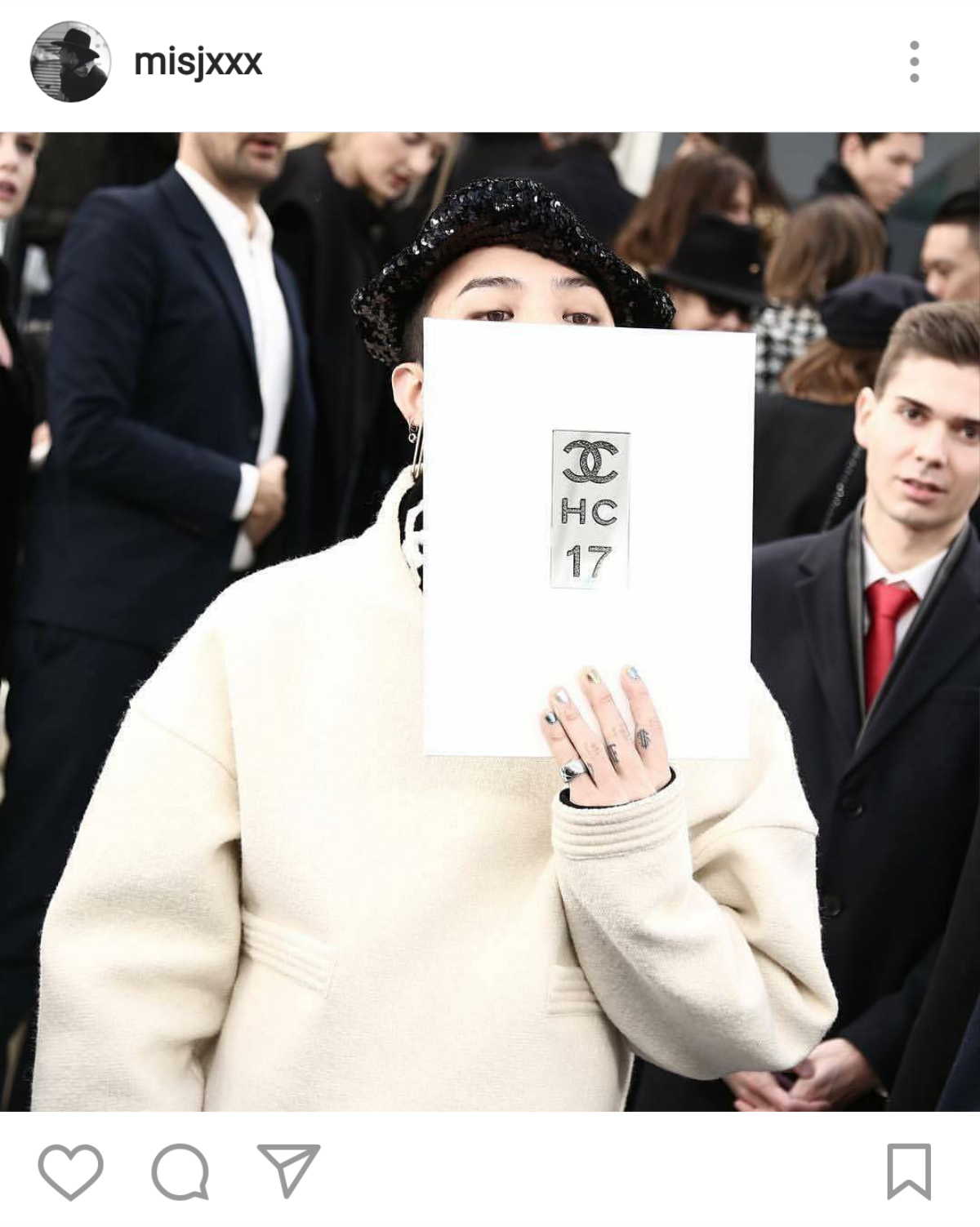 G-Dragon diện phụ kiện nghìn đô, mặt không cảm xúc xem trình diễn Chanel Fashion show Ảnh 6