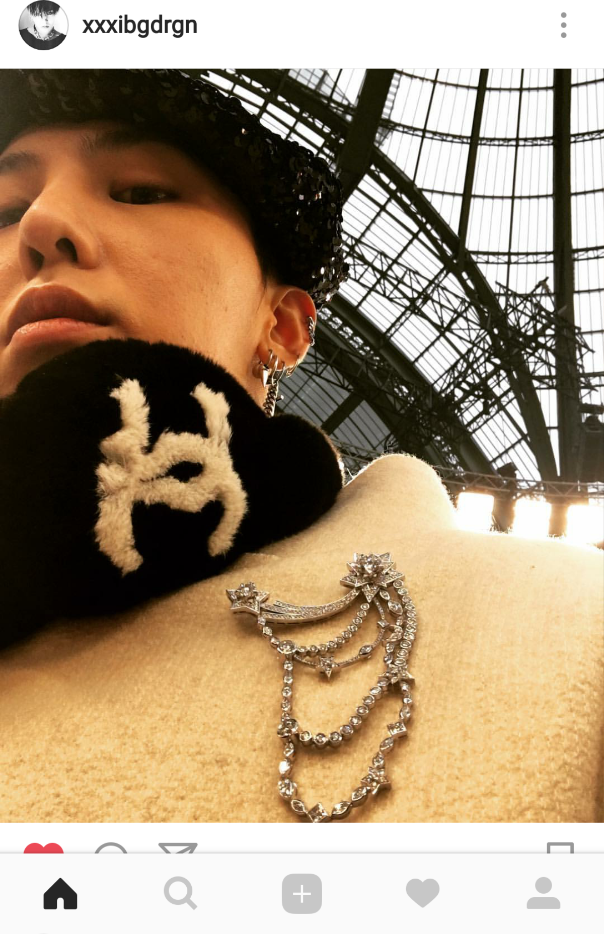 G-Dragon diện phụ kiện nghìn đô, mặt không cảm xúc xem trình diễn Chanel Fashion show Ảnh 4