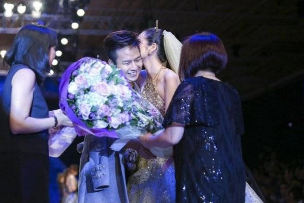 Chiêm ngưỡng những BST siêu đẹp và ấn tượng từ 2 NTK Miss Universe Hoàng Hải và Chung Thanh Phong Ảnh 11