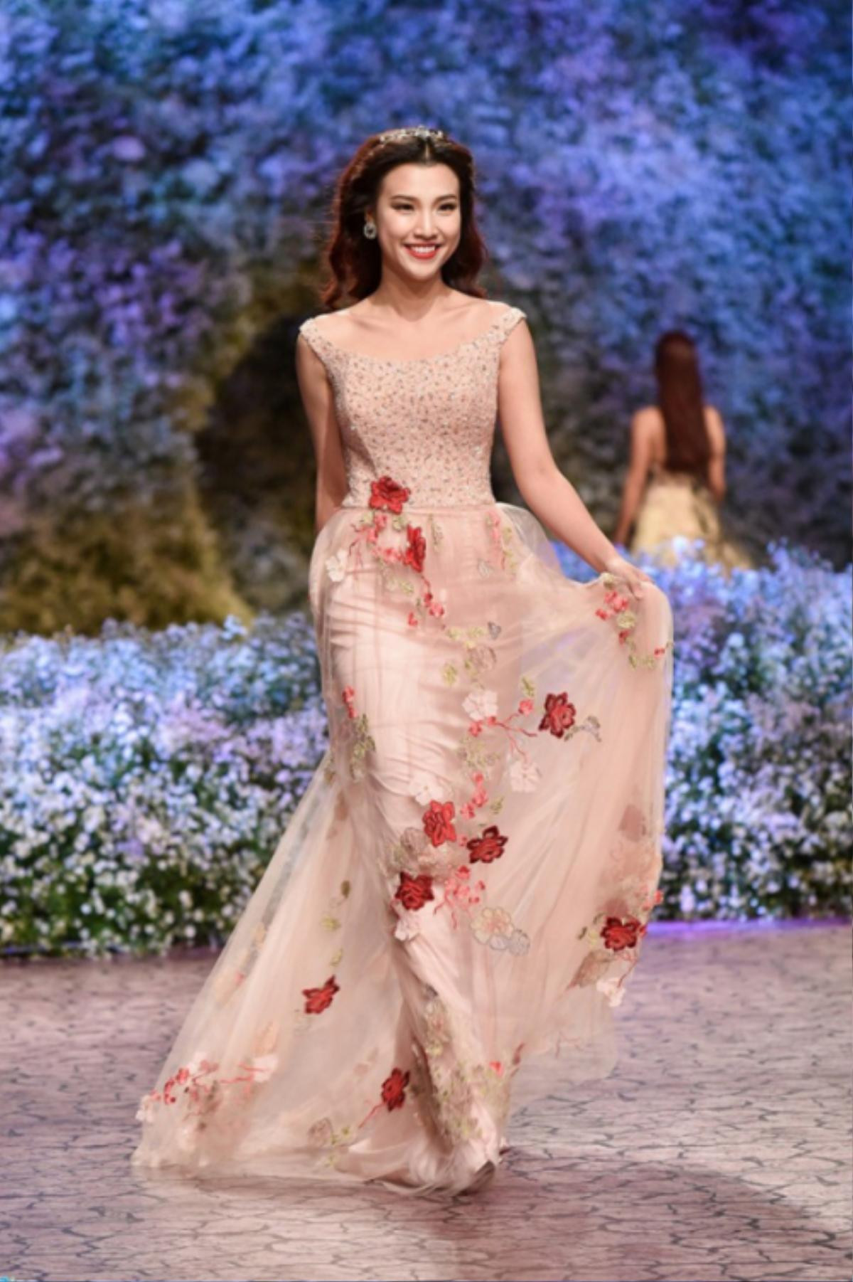 Chiêm ngưỡng những BST siêu đẹp và ấn tượng từ 2 NTK Miss Universe Hoàng Hải và Chung Thanh Phong Ảnh 8