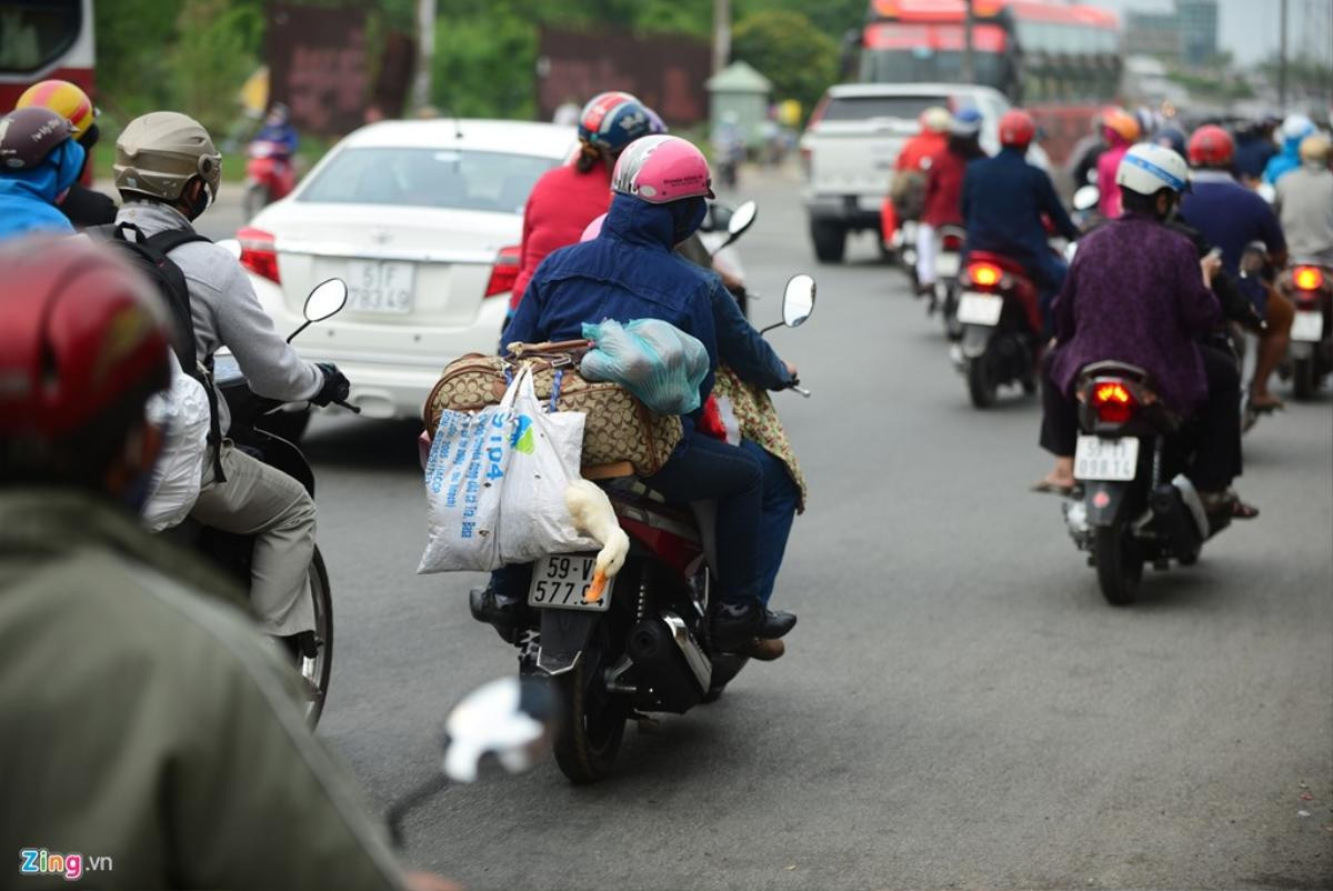 Người dân lỉnh kỉnh hành lý trở lại Sài Gòn sau Tết Ảnh 4