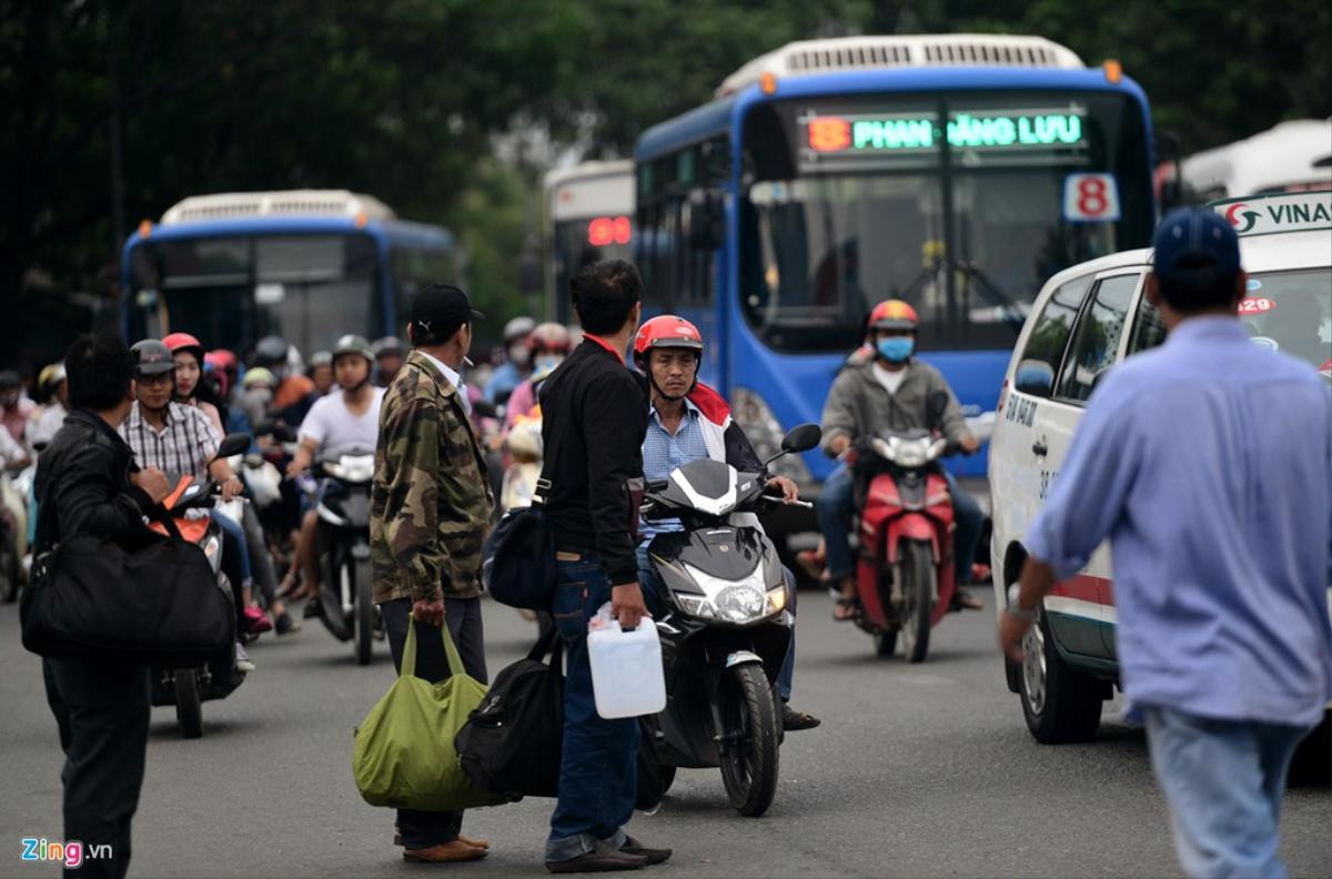 Người dân lỉnh kỉnh hành lý trở lại Sài Gòn sau Tết Ảnh 5