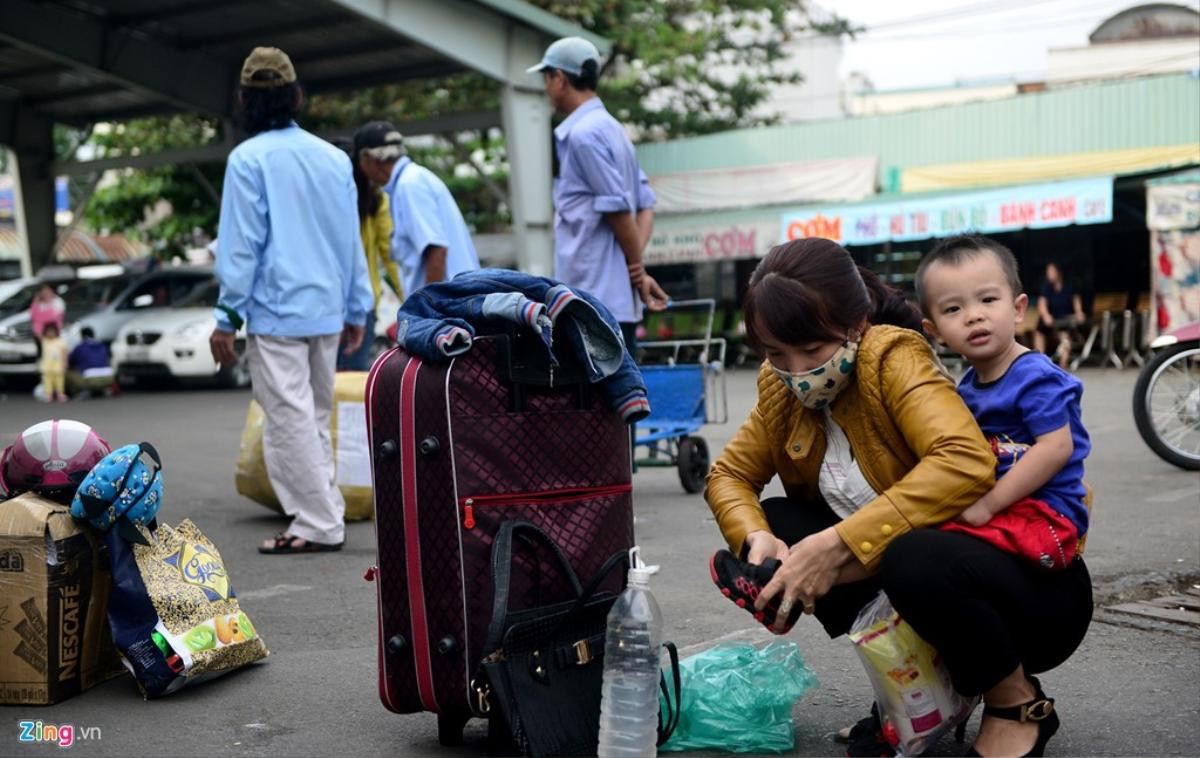 Người dân lỉnh kỉnh hành lý trở lại Sài Gòn sau Tết Ảnh 16