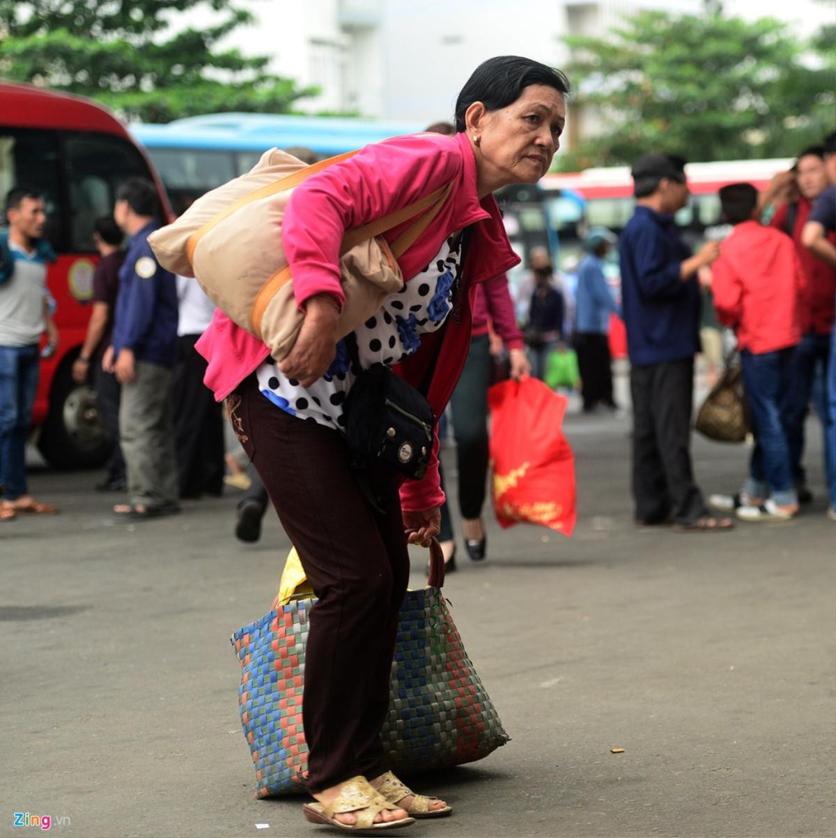 Người dân lỉnh kỉnh hành lý trở lại Sài Gòn sau Tết Ảnh 11