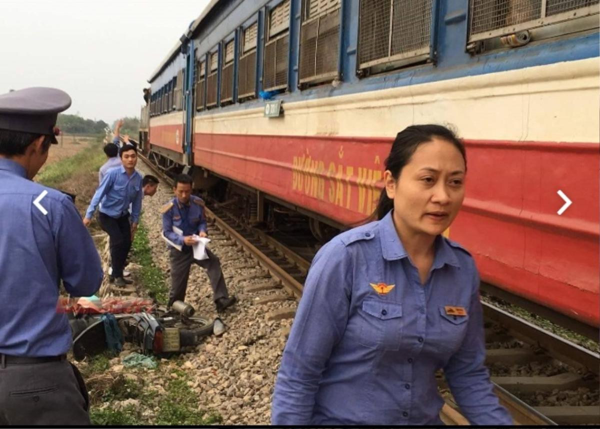 Mặc kệ còi báo hiệu, người đàn ông vẫn cố tình băng qua đường ray tàu hỏa và cái kết 'đắng' Ảnh 3