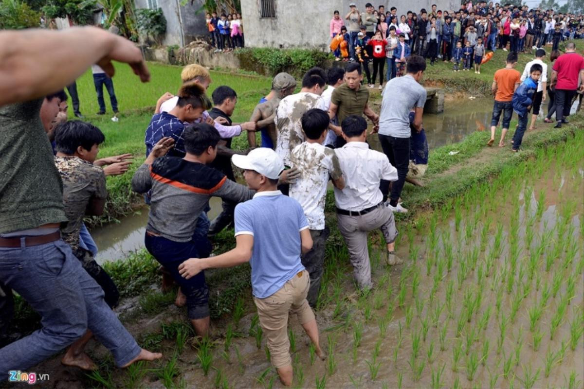 Hàng trăm thanh niên giẫm đạp, cướp chiếu mong sinh quý tử Ảnh 5