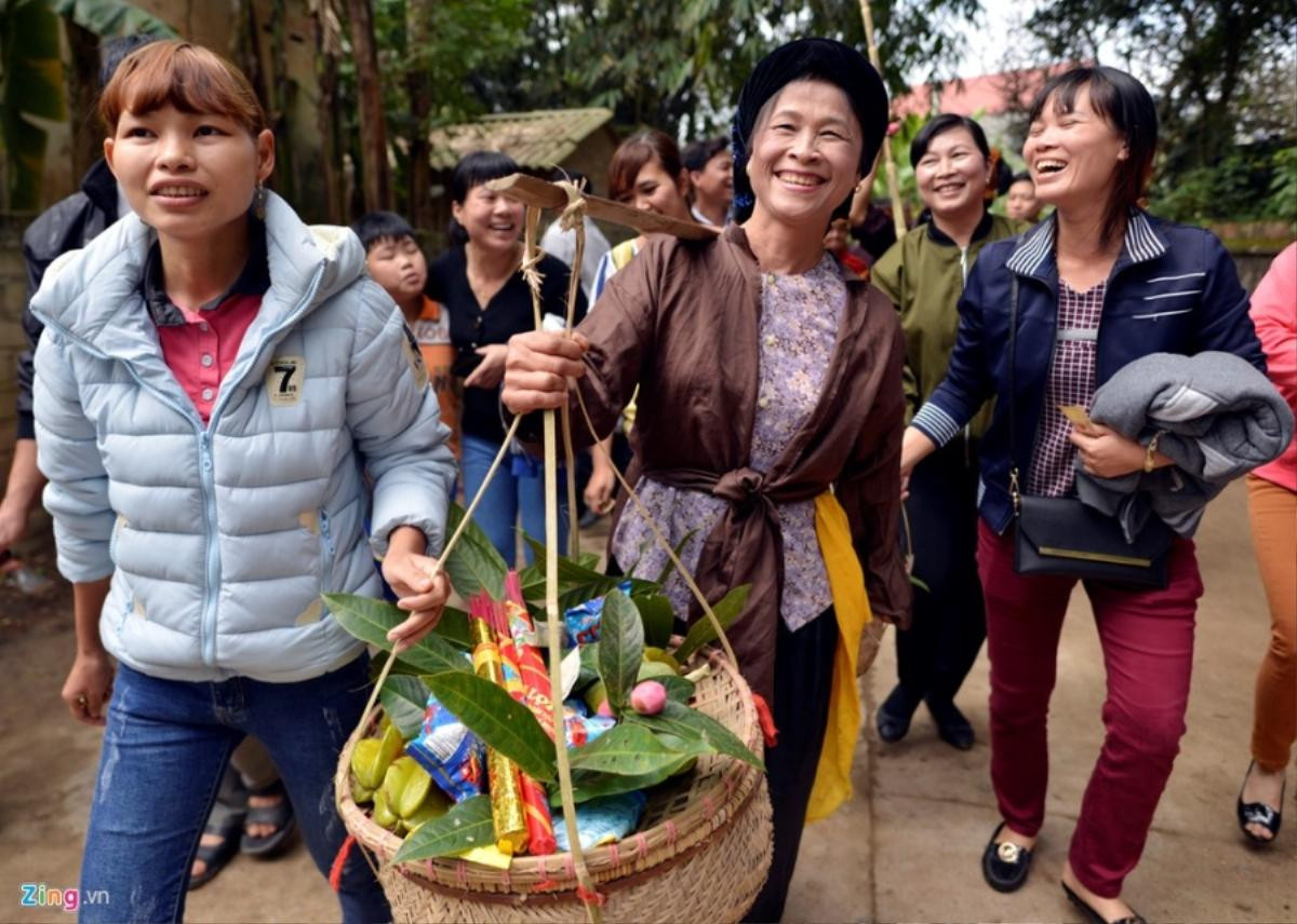 Hàng trăm thanh niên giẫm đạp, cướp chiếu mong sinh quý tử Ảnh 15