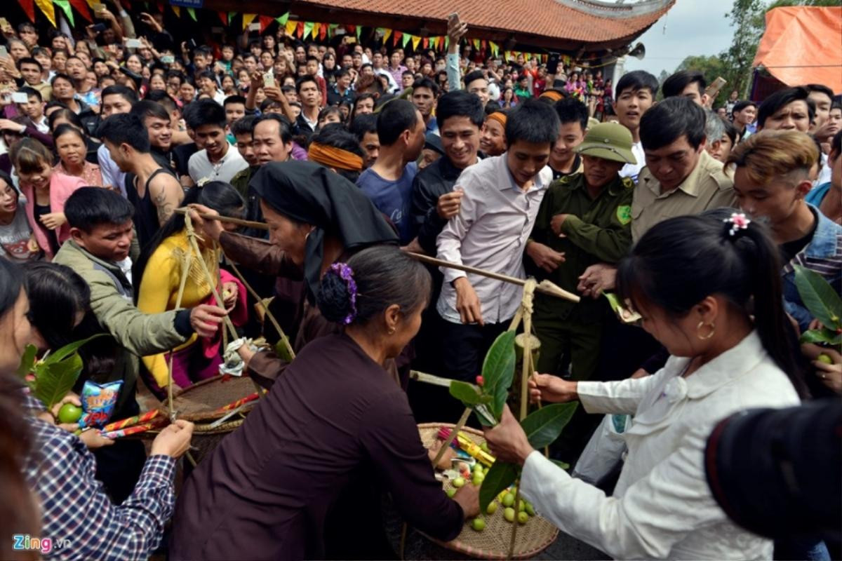 Hàng trăm thanh niên giẫm đạp, cướp chiếu mong sinh quý tử Ảnh 16