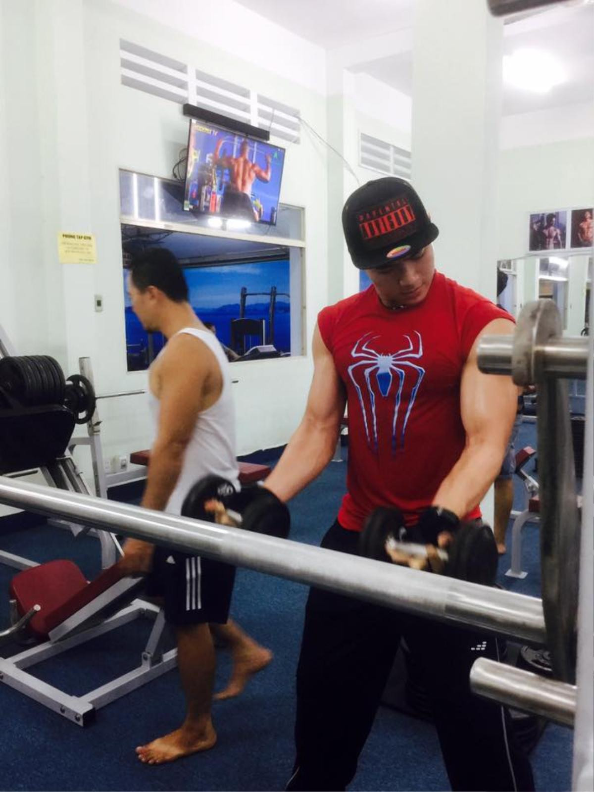 Không thể rời mắt trước thân hình săn chắc của mỹ nam Việt tại phòng gym Ảnh 15