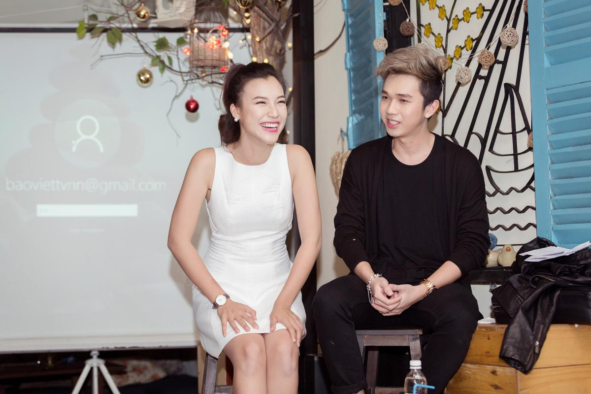 Hoàng Oanh 'tay trong tay' không rời cùng Huỳnh Anh đến buổi fan meeting đầu tiên Ảnh 10