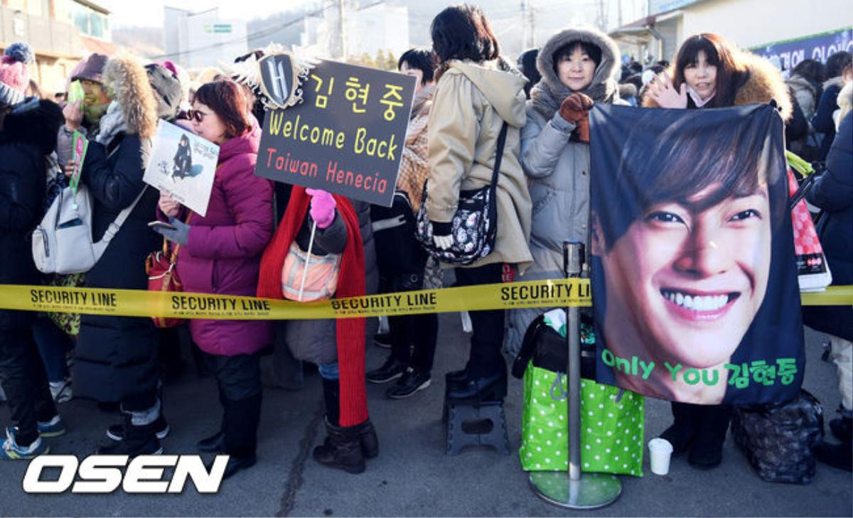 Quên scandal năm nào, hơn 1500 fan lấp đầy góc phố đón Kim Hyun Joong xuất ngũ Ảnh 3