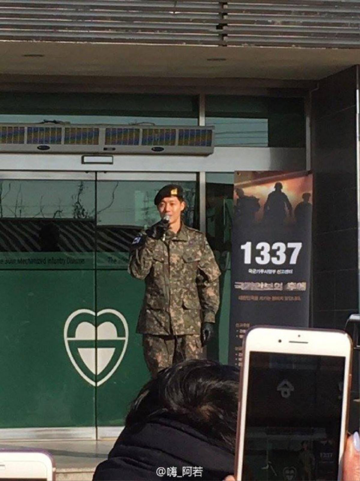 Quên scandal năm nào, hơn 1500 fan lấp đầy góc phố đón Kim Hyun Joong xuất ngũ Ảnh 5