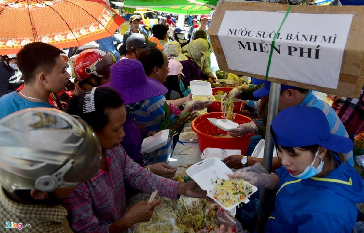 Ấm lòng với tuyến đường ăn uống miễn phí ngày rằm ở Bình Dương Ảnh 19