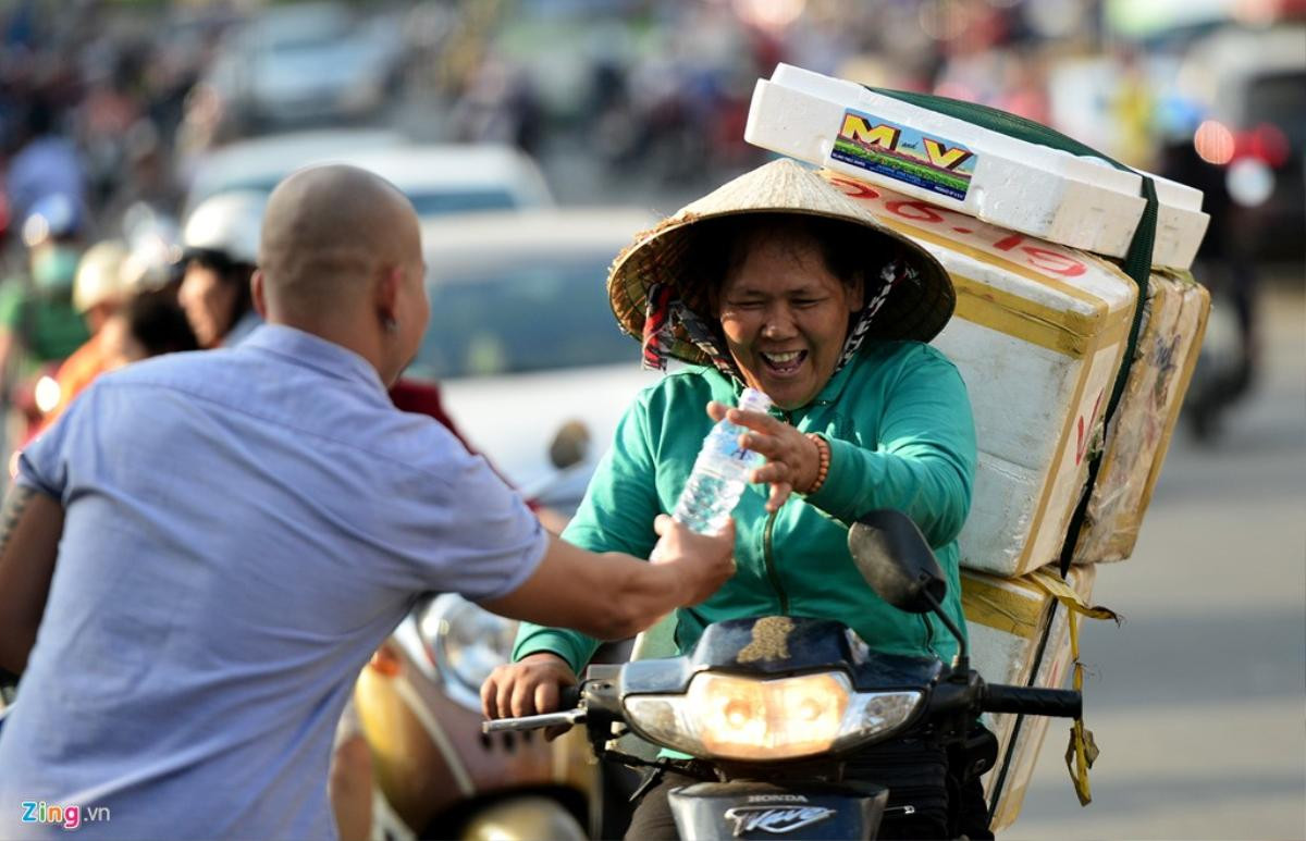 Ấm lòng với tuyến đường ăn uống miễn phí ngày rằm ở Bình Dương Ảnh 4