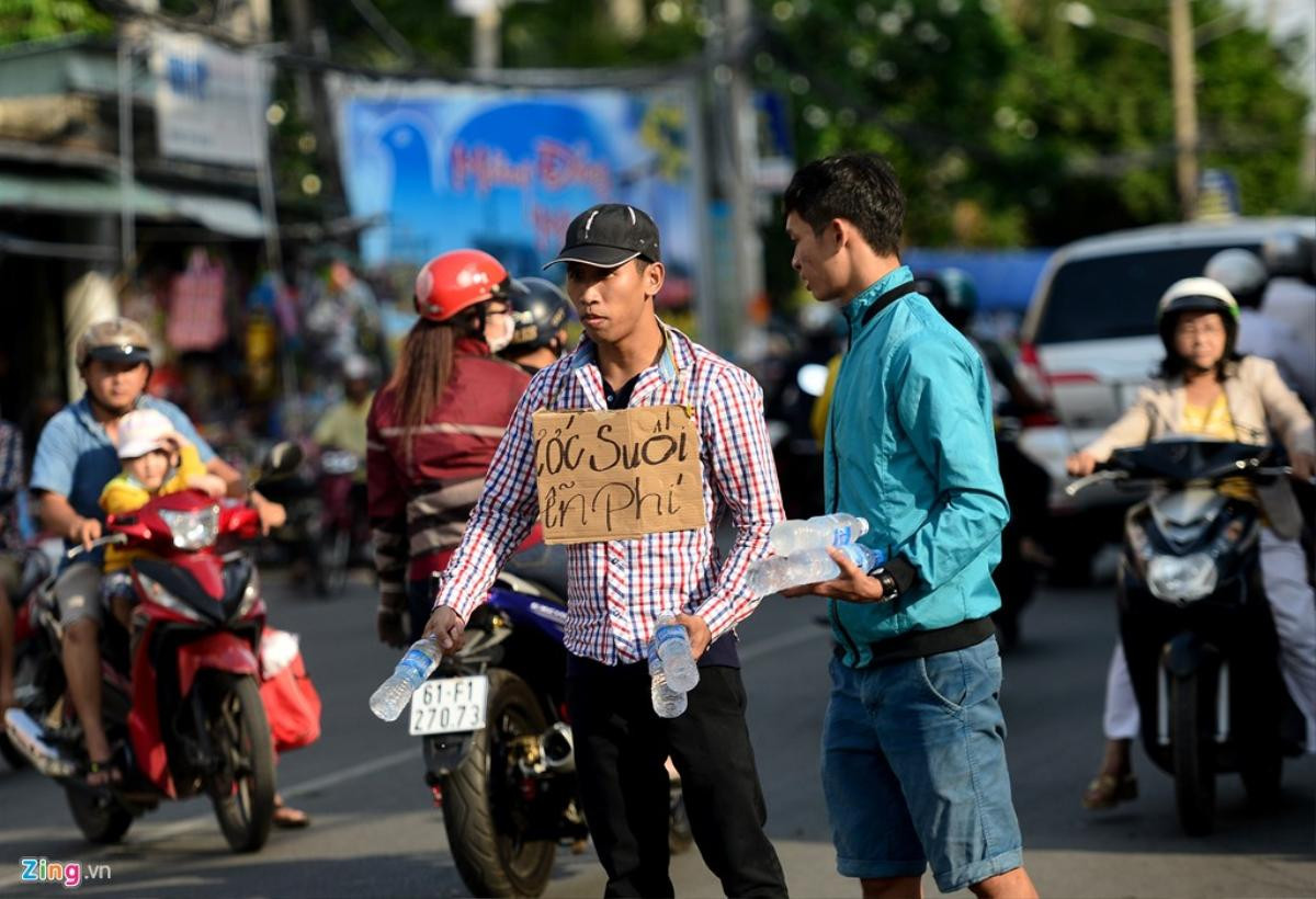 Ấm lòng với tuyến đường ăn uống miễn phí ngày rằm ở Bình Dương Ảnh 6