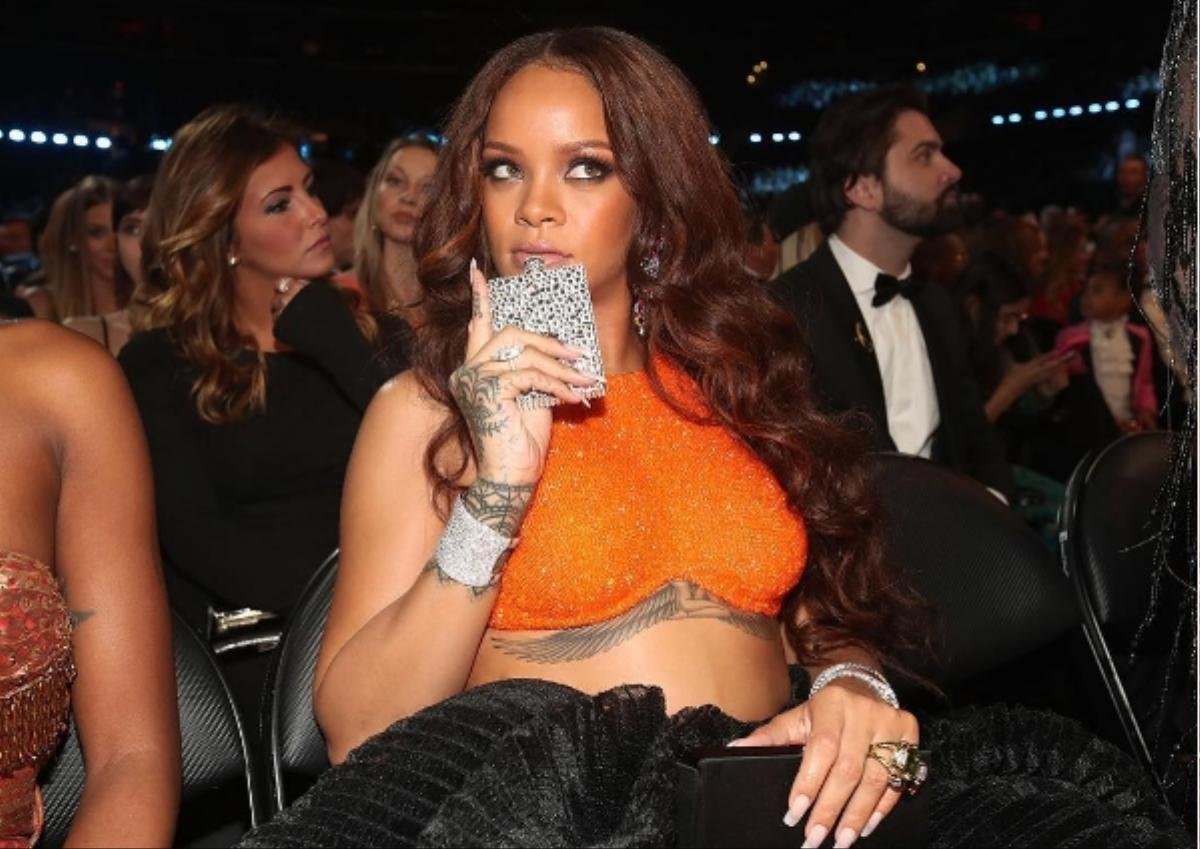 Thái độ bất thường, Rihanna bị nghi sử dụng chất kích thích khi xem Grammy? Ảnh 1