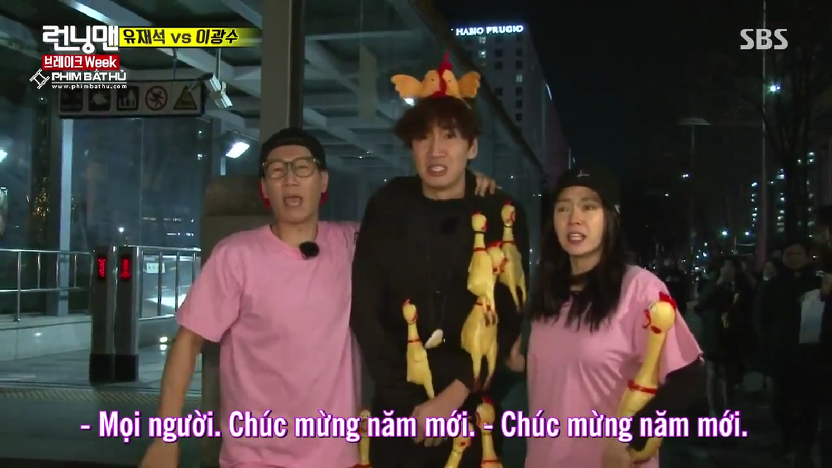 Running Man: Lee Kwang Soo tiếp tục 'hoá khỉ hoá gà' khiến người đi đường bất ngờ thích thú Ảnh 8