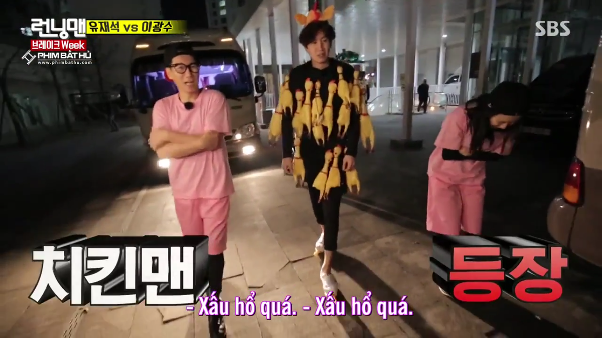 Running Man: Lee Kwang Soo tiếp tục 'hoá khỉ hoá gà' khiến người đi đường bất ngờ thích thú Ảnh 3