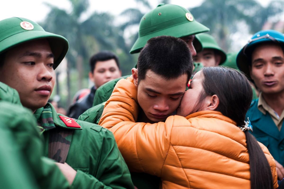 Những giây phút chia ly đầy xúc động đúng ngày lễ Valentine của các tân binh Ảnh 9