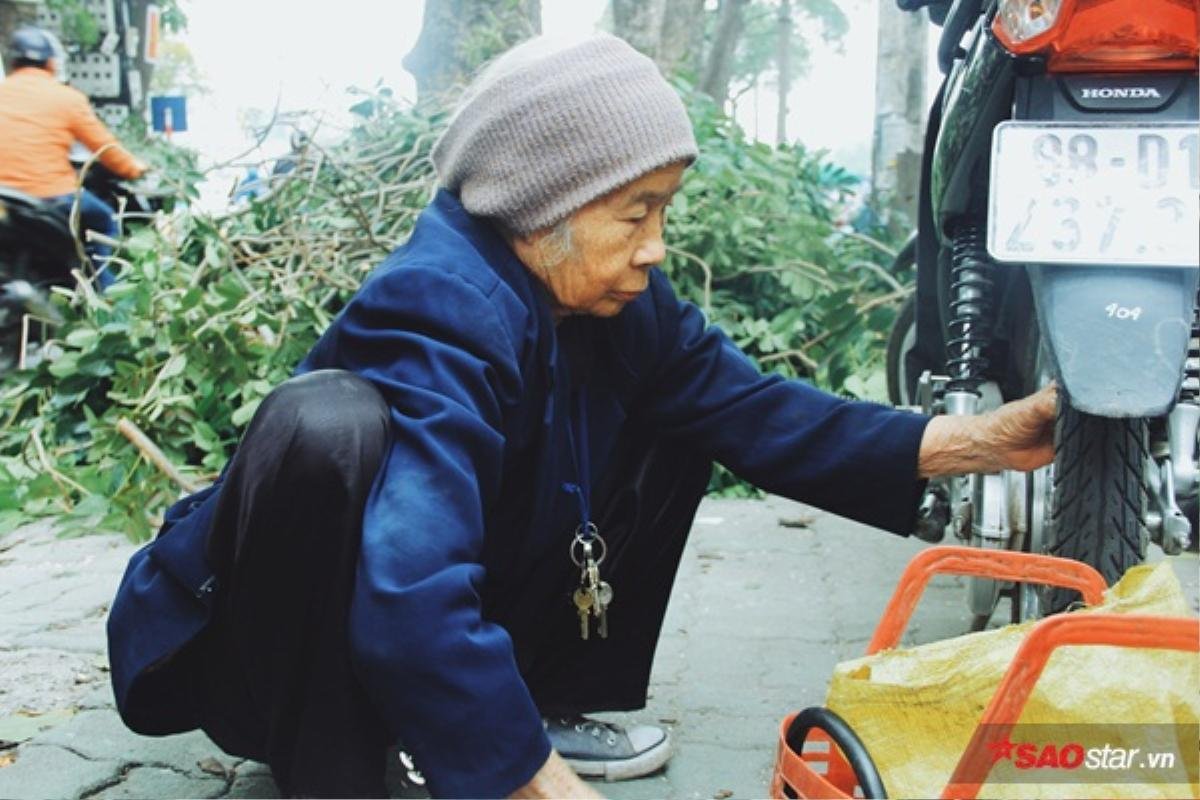 Cụ bà 88 tuổi vá xe trên phố Hà Nội: 'Tập thể thao mỗi ngày và quyết làm việc đến hơi thở cuối' Ảnh 2