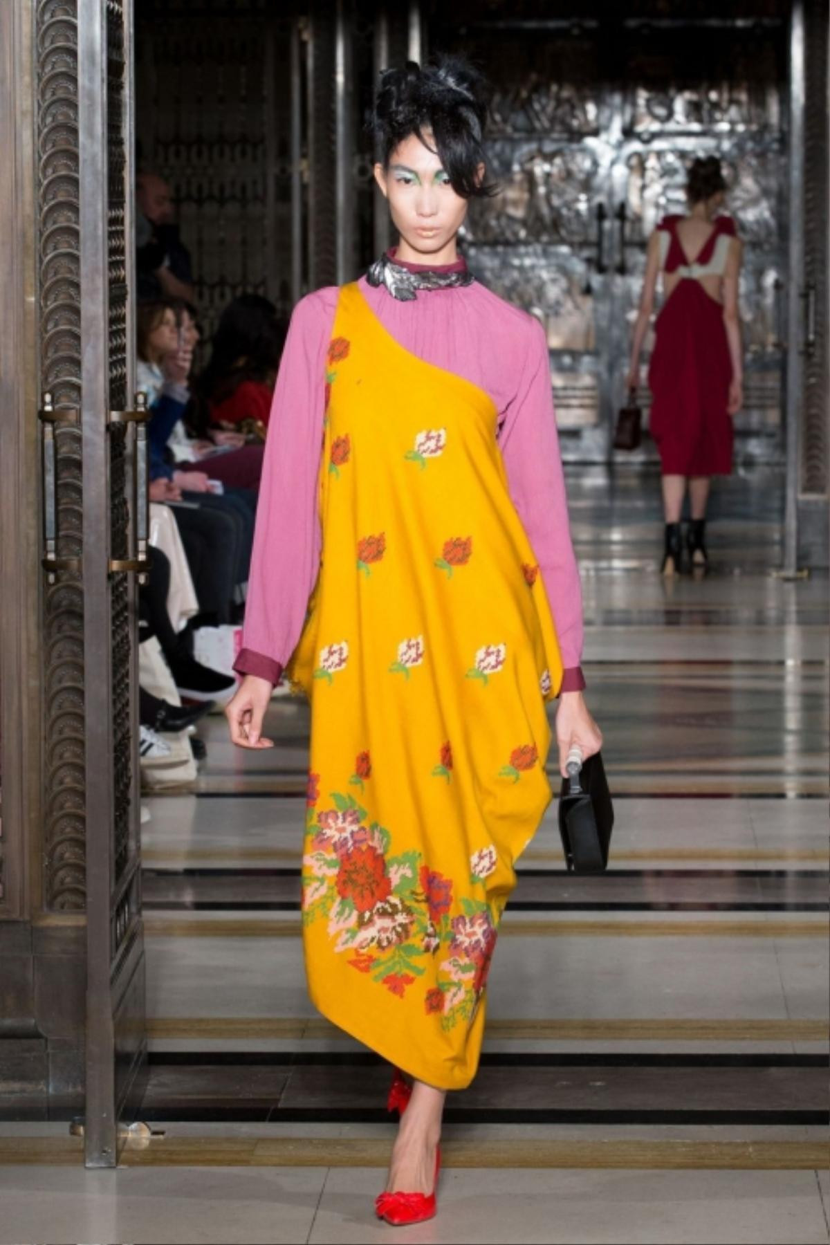 Hoàng Thuỳ - Trang Phạm sánh đôi, 'tấn công' sàn diễn London FW 2017 Ảnh 10