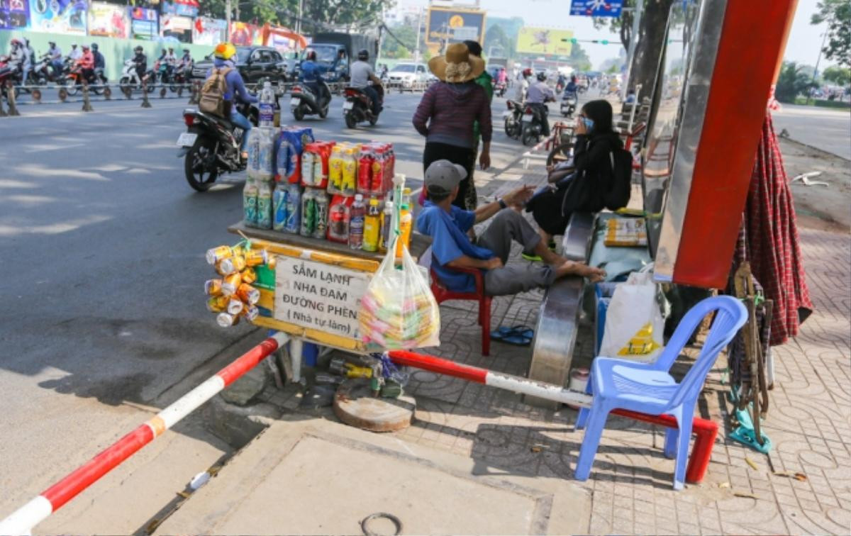 Đủ kiểu lắp barie ngăn xe máy lên vỉa hè Sài Gòn Ảnh 3