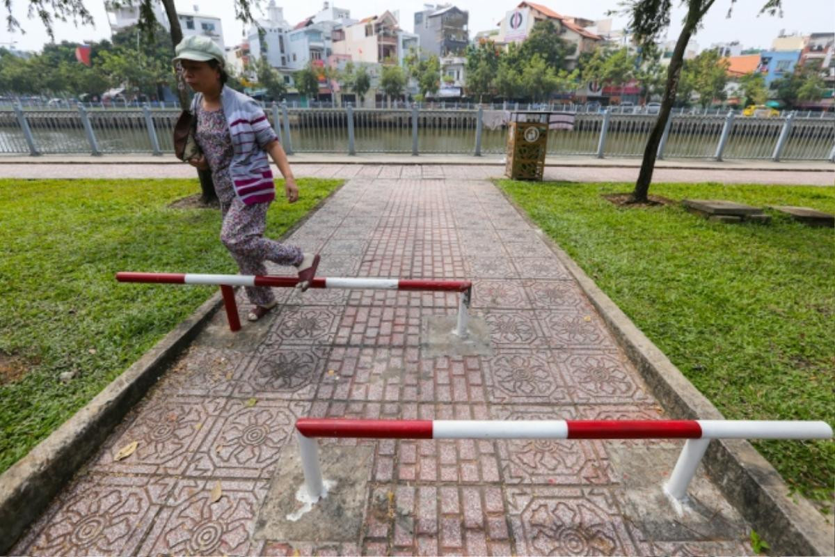 Đủ kiểu lắp barie ngăn xe máy lên vỉa hè Sài Gòn Ảnh 5