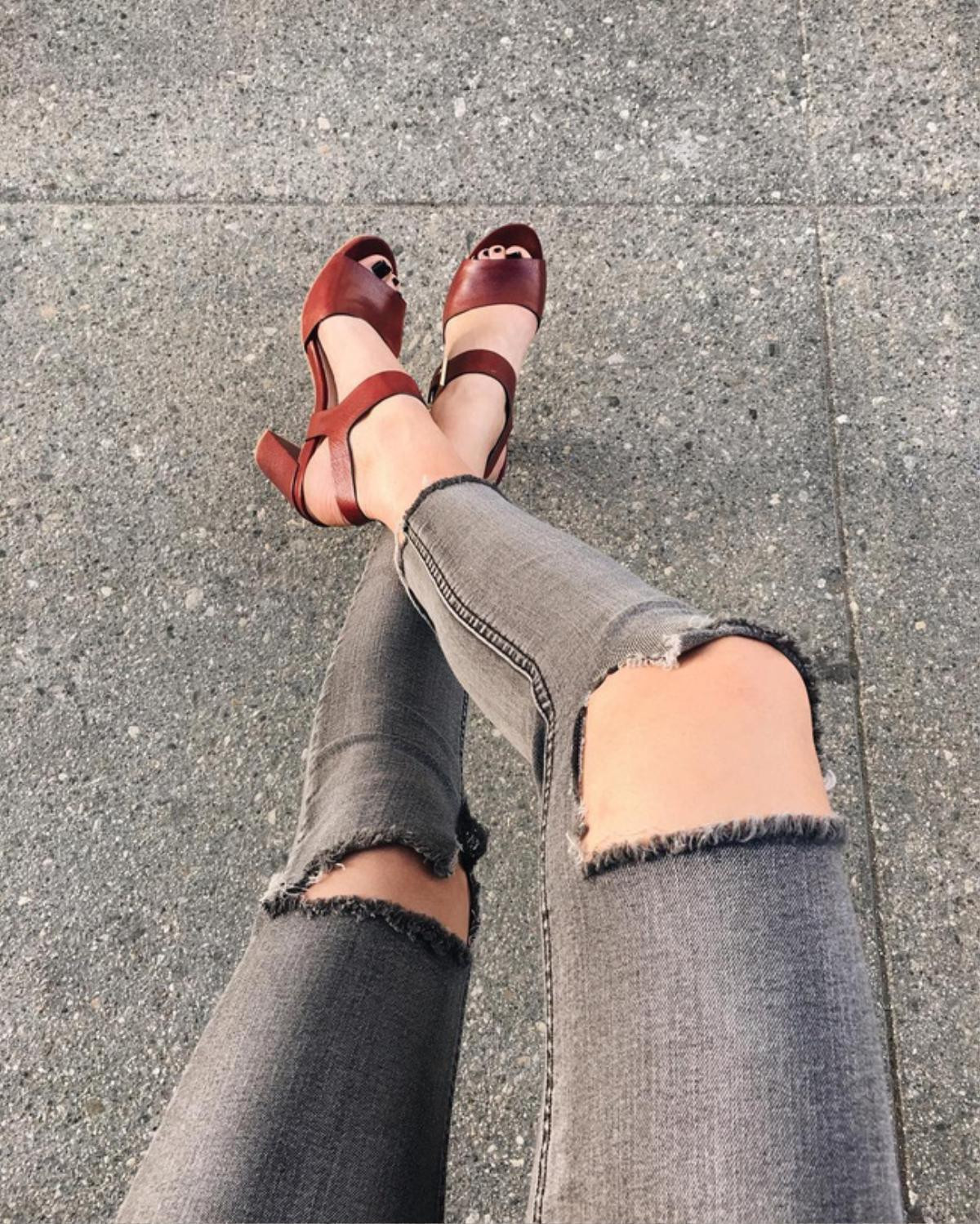 4 kiểu giày cứ diện cùng jeans là đẹp 'quên lối về'! Ảnh 17