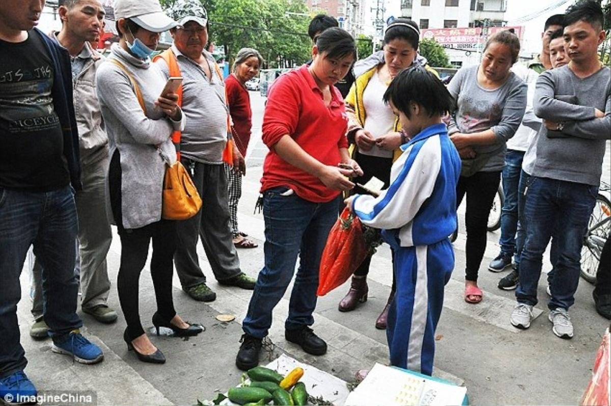 Cô bé 8 tuổi bán rau ngoài đường suốt 5 năm với mong ước gặp lại cha mẹ đẻ Ảnh 7